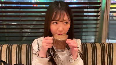 Ungumngane owayeseqenjini elilodwa enyuvesi. Futhi uyintombazane ekhanga kakhulu ekilabhini. Lona umoya waseJapane ohehayo.